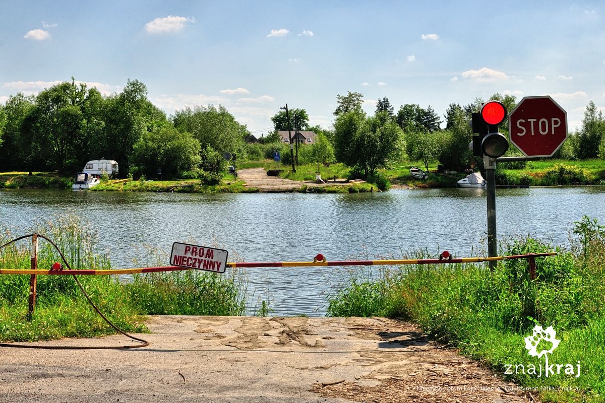 Nieczynny prom koło Okleśnej