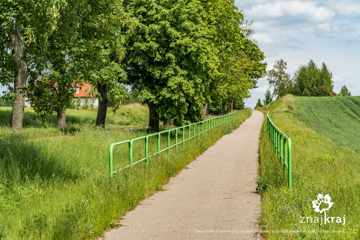 Niepotrzebne barierki przy drodze rowerowej za Bartoszycami