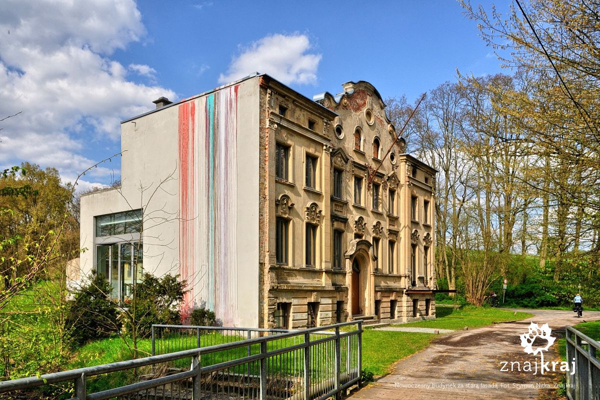 Nowoczesny budynek za starą fasadą Nowoczesny budynek za starą fasadą