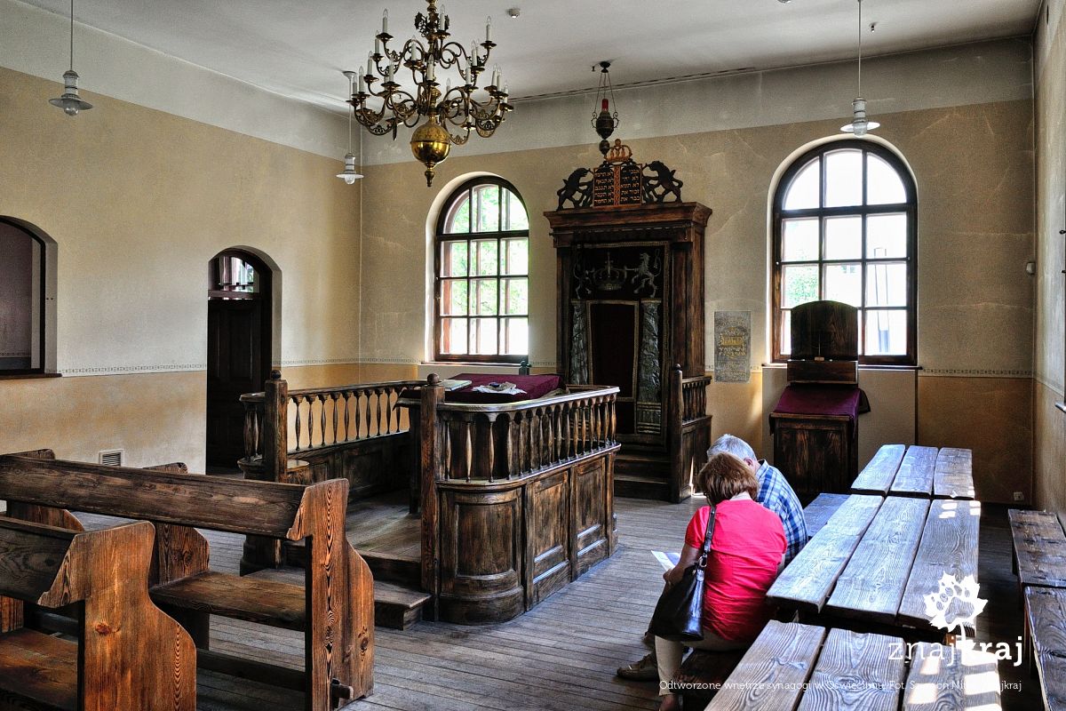 Odtworzone wnętrze synagogi w Oświęcimiu