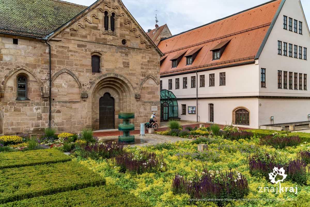 Ogród przed refektarzem klasztoru w Heilsbronn