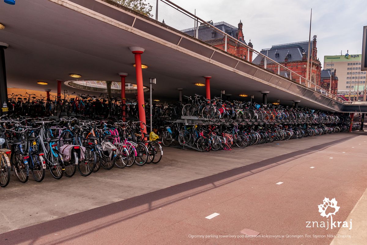 Ogromny parking rowerowy pod dworcem kolejowym w Groningen
