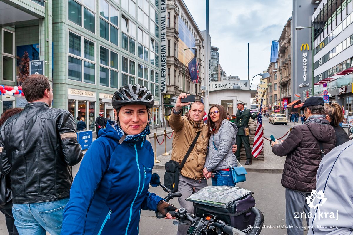 Ola przy Checkpoint Charlie