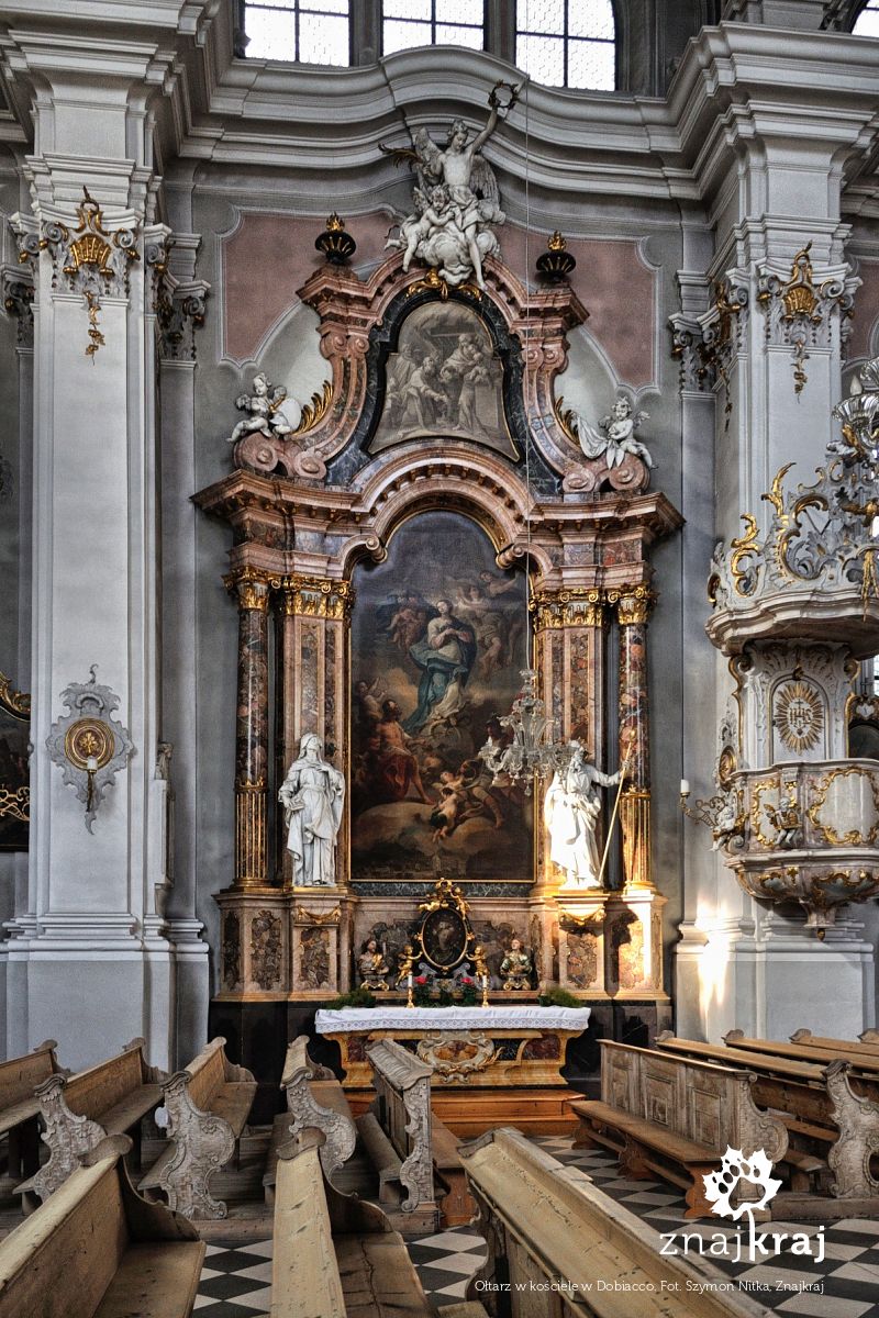 Ołtarz w kościele w Dobiacco Ołtarz w kościele w Dobiacco