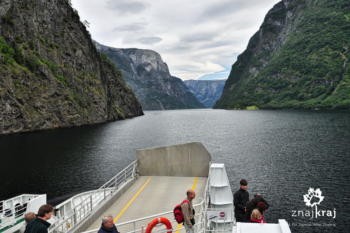 Opuszczamy Naeroyfjord Opuszczamy Naeroyfjord