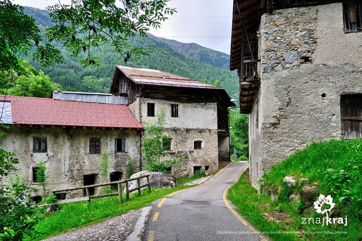 Opuszczone zabudowania przy drodze rowerowej Opuszczone zabudowania przy drodze rowerowej