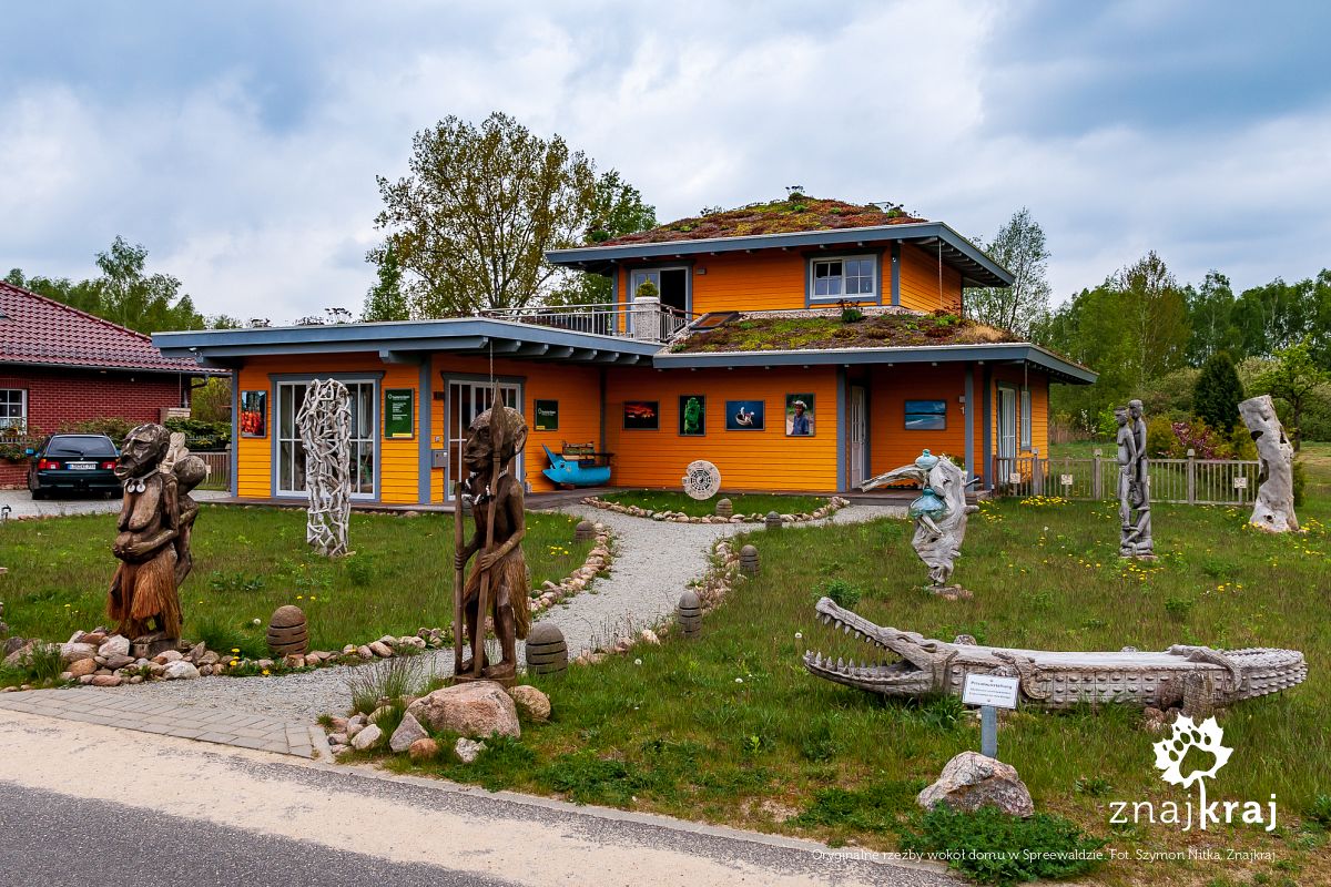Oryginalne rzeźby wokół domu w Spreewaldzie