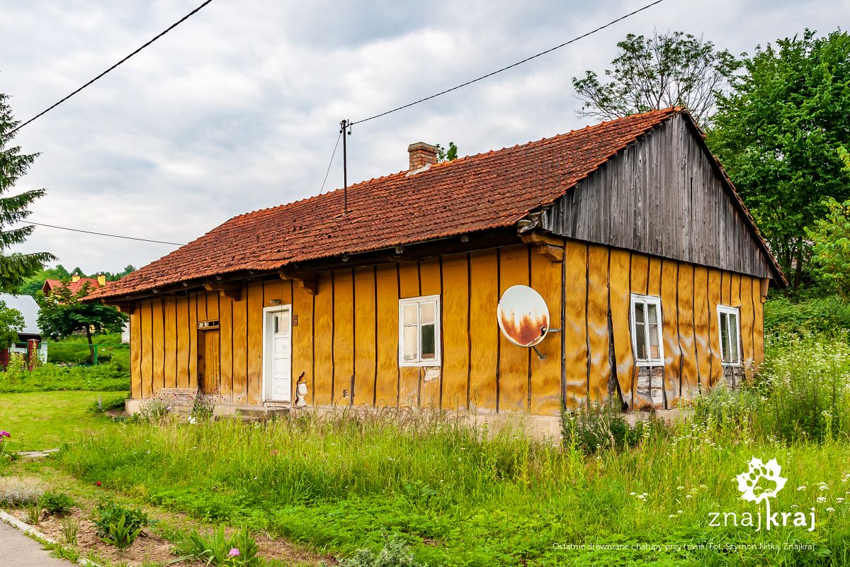 Ostatnie drewniane chałupy przy trasie