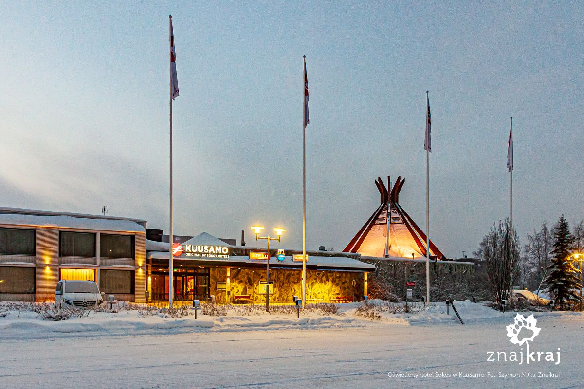 Oświetlony hotel Sokos w Kuusamo Oświetlony hotel Sokos w Kuusamo