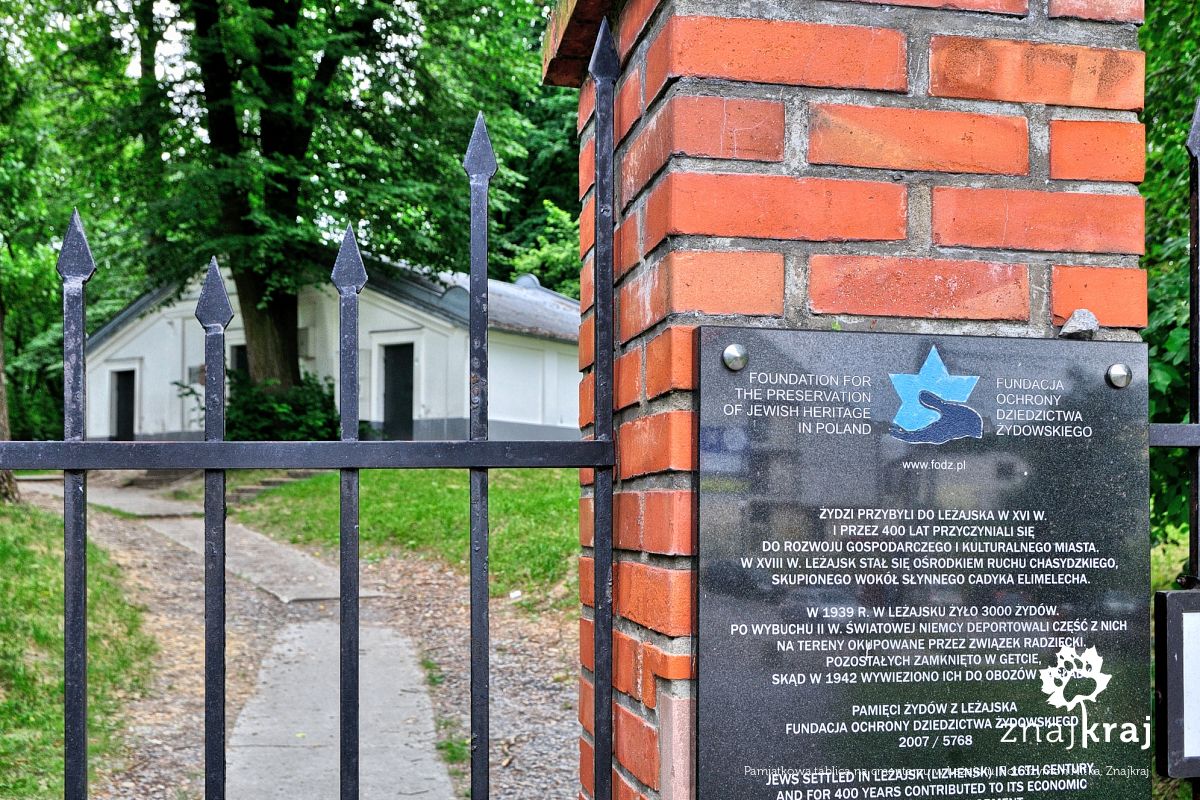 Pamiątkowa tablica na cmentarzu w Leżajsku