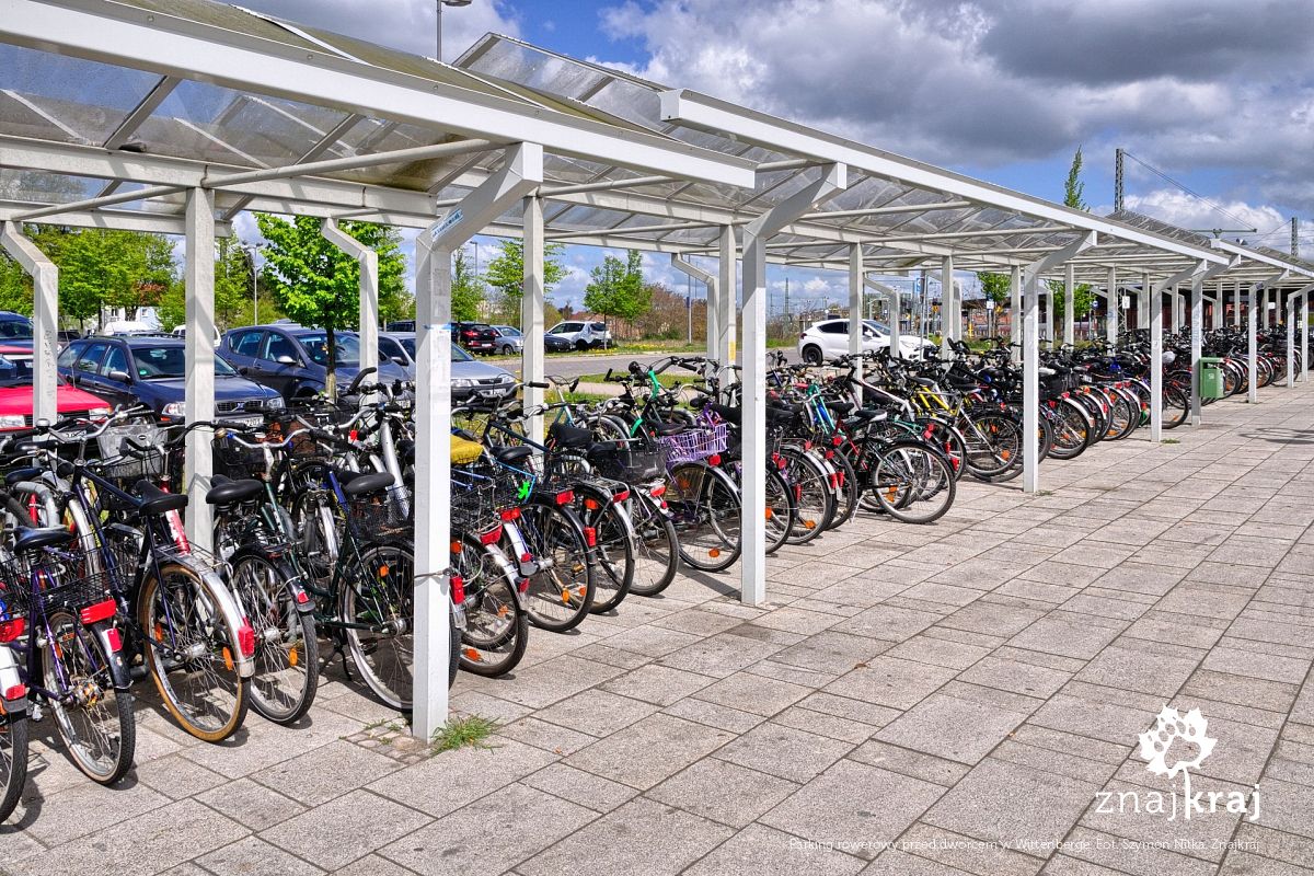 Parking rowerowy przed dworcem w Wittenberge