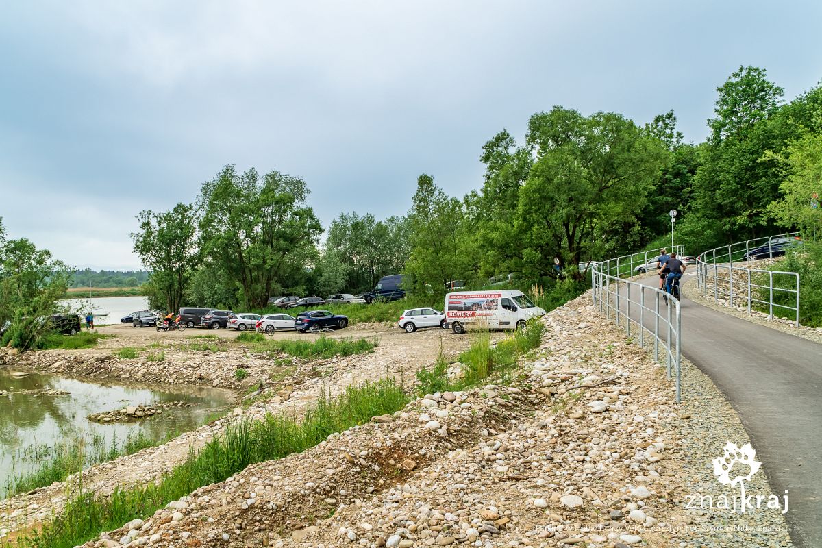 Parking w Hubach przy Velo Czorsztyn