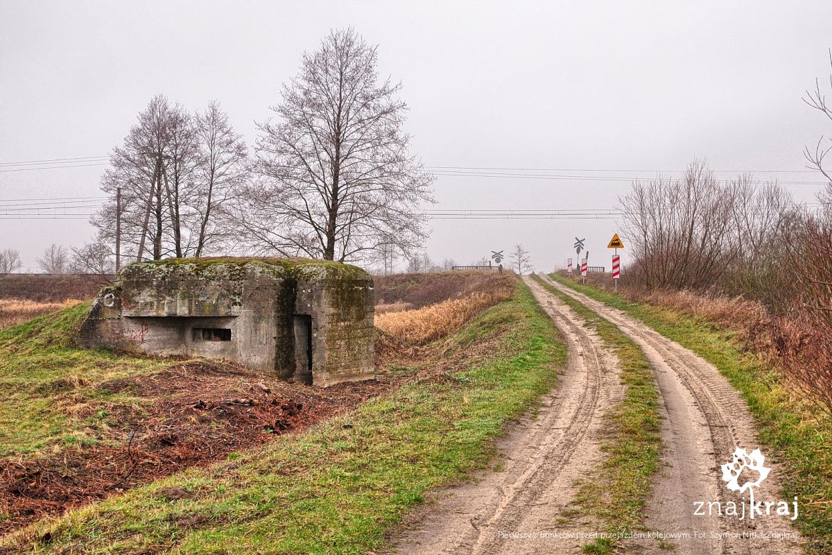 Pierwszy z bunkrów przed przejazdem kolejowym Pierwszy z bunkrów przed przejazdem kolejowym