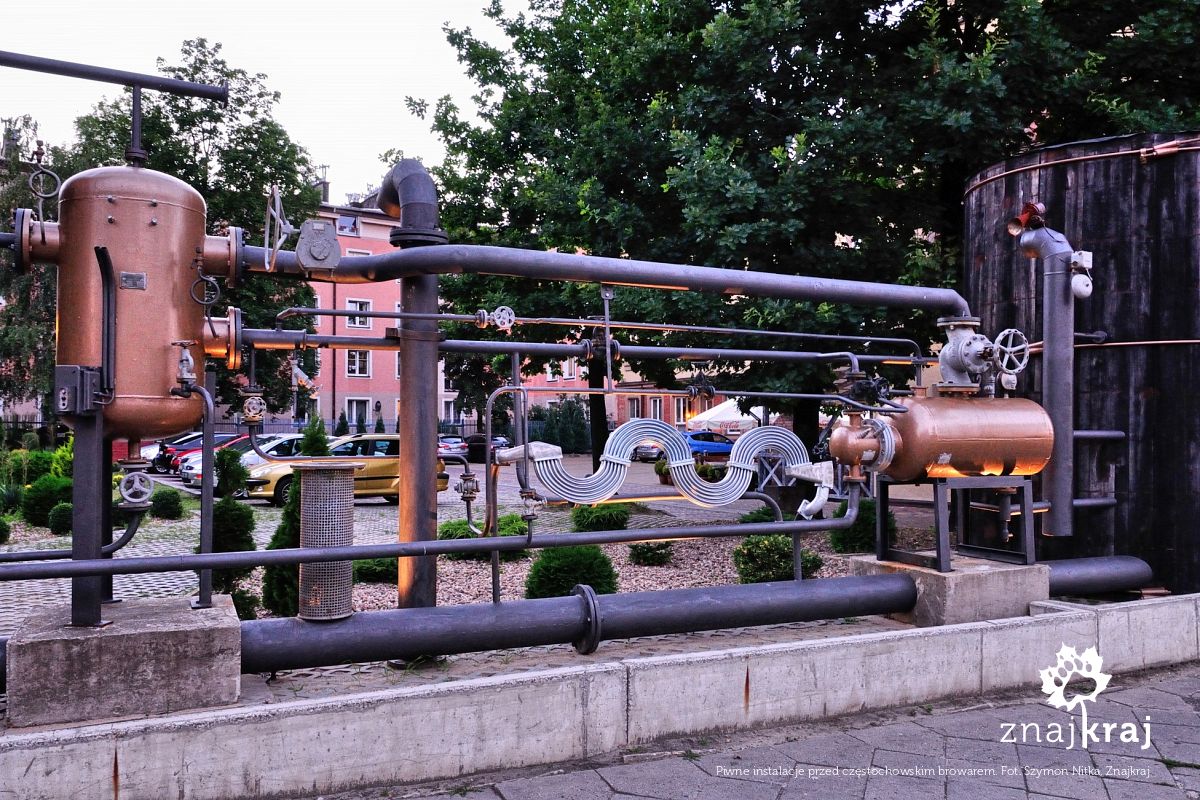 Piwne instalacje przed częstochowskim browarem Piwne instalacje przed częstochowskim browarem