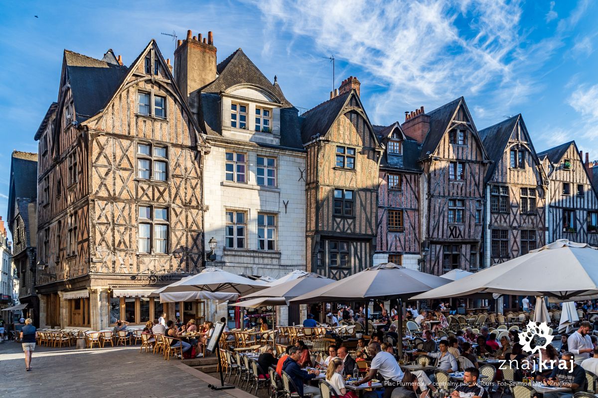 Plac Plumereau - centralny plac w Tours