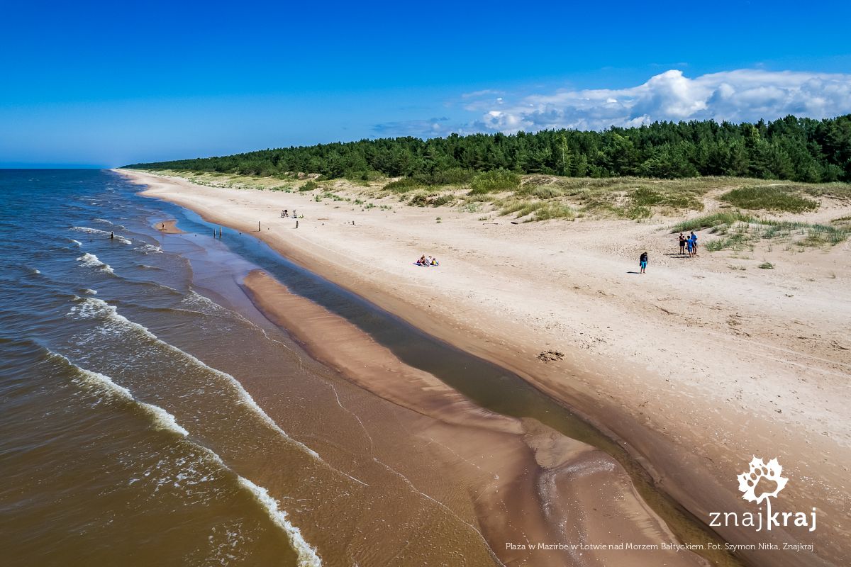 Plaża w Mazirbe w Łotwie nad Morzem Bałtyckiem