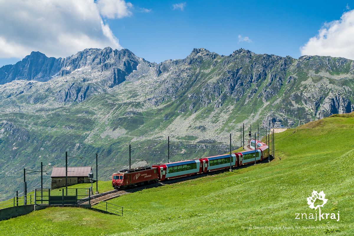 Pociąg Glacier Express w Alpach