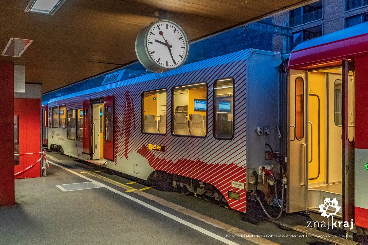 Pociąg Kolei Matterhorn Gotthard w Andermatt