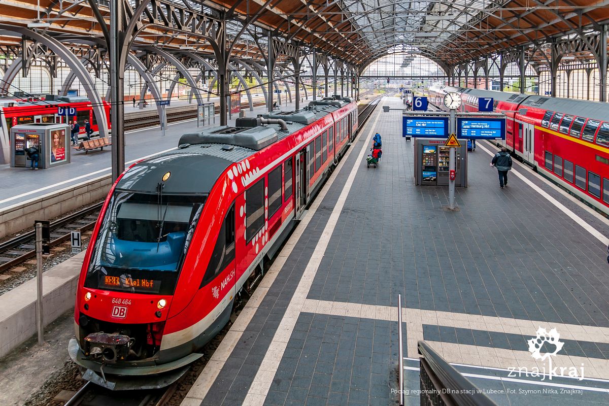 Pociąg regionalny DB na stacji w Lubece