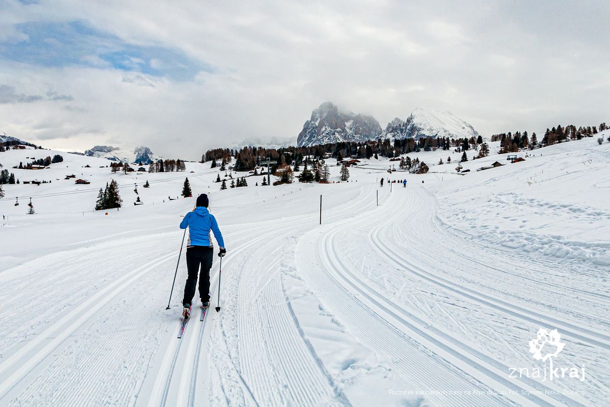 Początek narciarskiej trasy na Alpe di Siusi Początek narciarskiej trasy na Alpe di Siusi