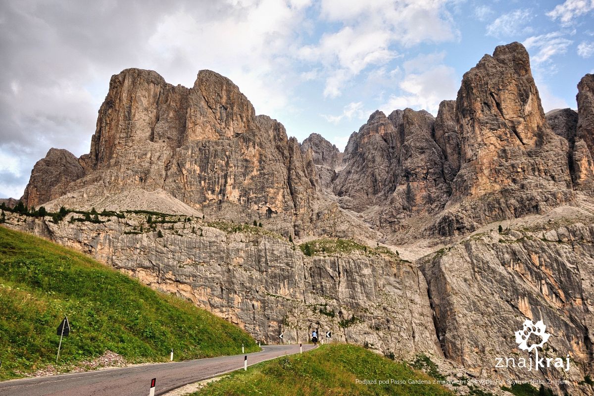 Podjazd pod Passo Gardena z masywem Selli w tle Podjazd pod Passo Gardena z masywem Selli w tle