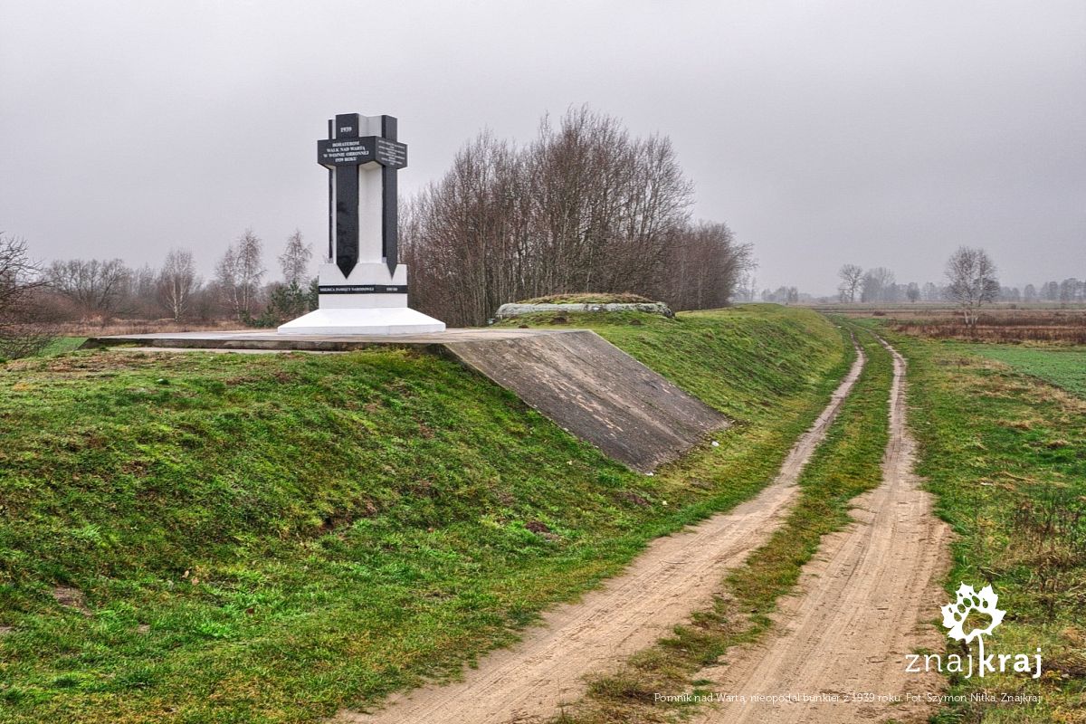Pomnik nad Wartą, nieopodal bunkier z 1939 roku Pomnik nad Wartą, nieopodal bunkier z 1939 roku