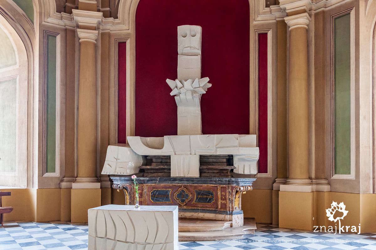 Porcelanowa pieta w katedrze Świętej Trójcy w Dreźnie