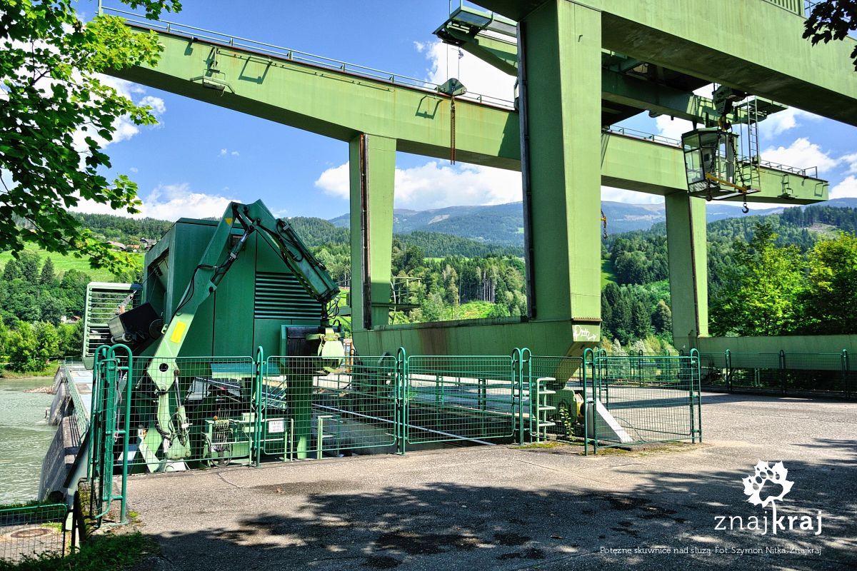 Potężne skuwnice nad śluzą Potężne skuwnice nad śluzą