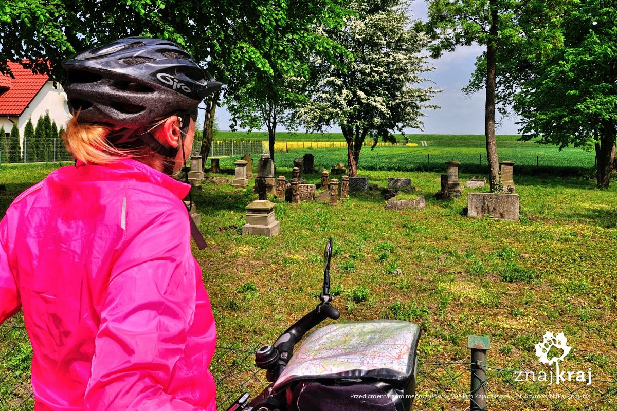 Przed cmentarzem mennonitów w Wielkim Zajączkowie
