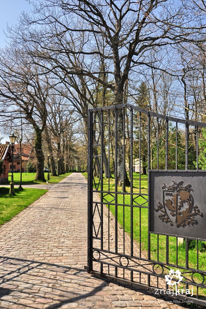 Przed pałacem w Ciekocinku Przed pałacem w Ciekocinku
