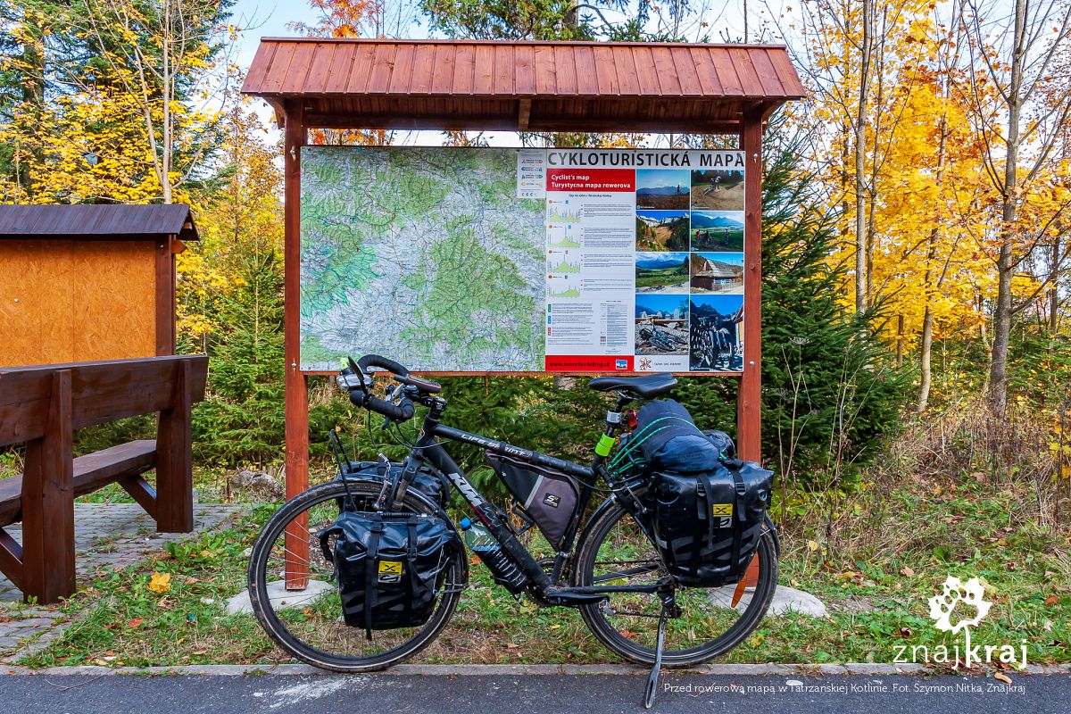 Przed rowerową mapą w Tatrzańskiej Kotlinie Przed rowerową mapą w Tatrzańskiej Kotlinie