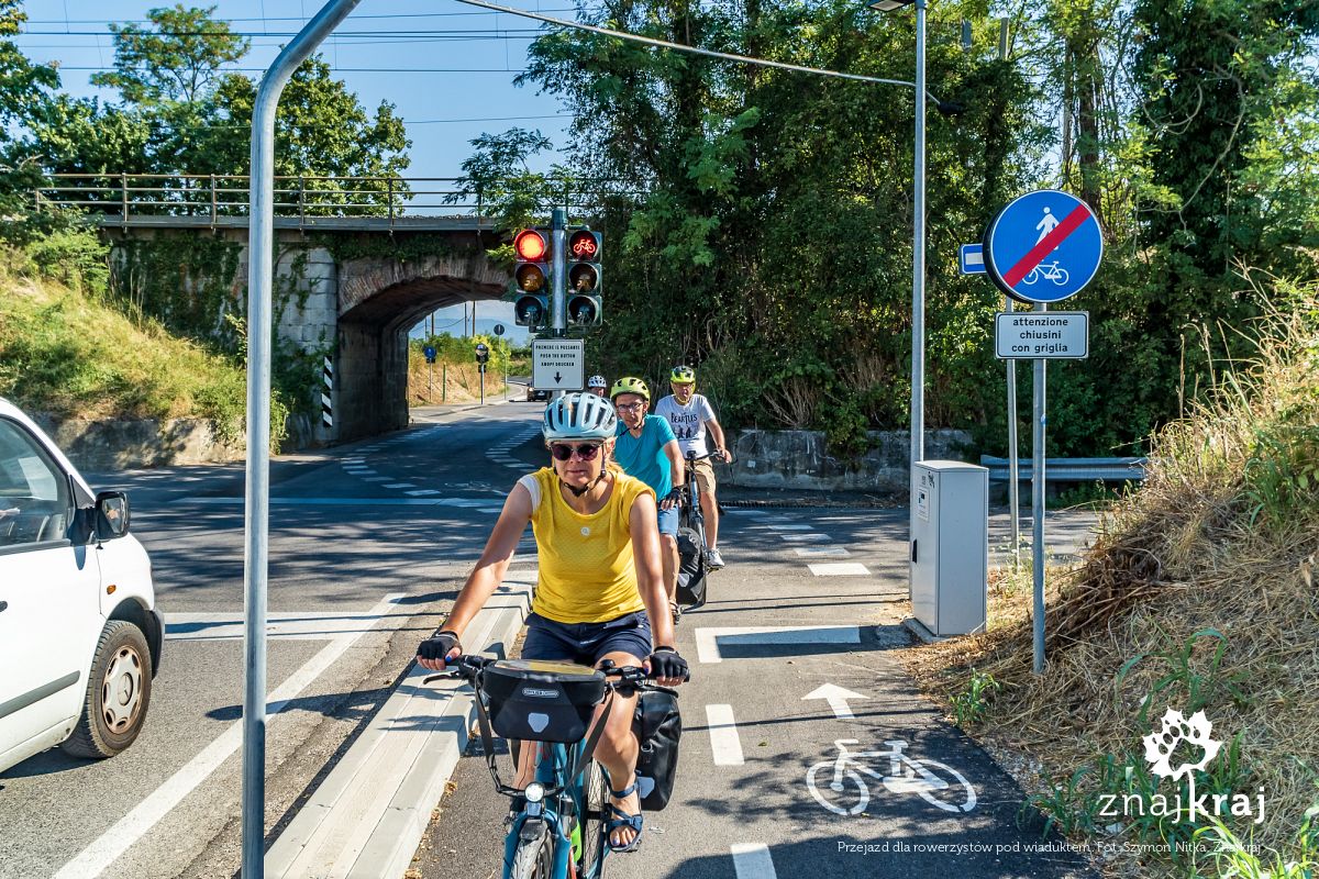 Przejazd dla rowerzystów pod wiaduktem