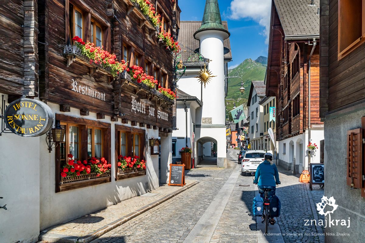Przejazd uliczkami Andermatt w Szwajcarii