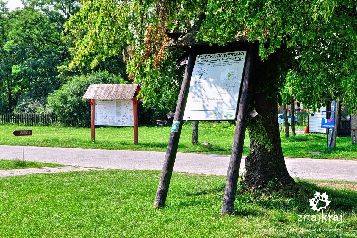 Przewrócona tablica szlaku rowerowego Przewrócona tablica szlaku rowerowego