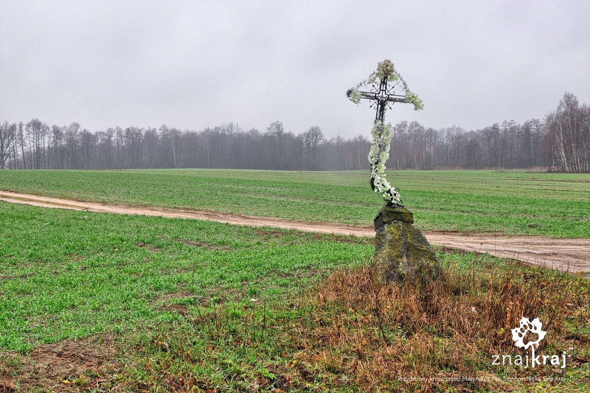 Przydrożny krzyż przed Małyniem Przydrożny krzyż przed Małyniem