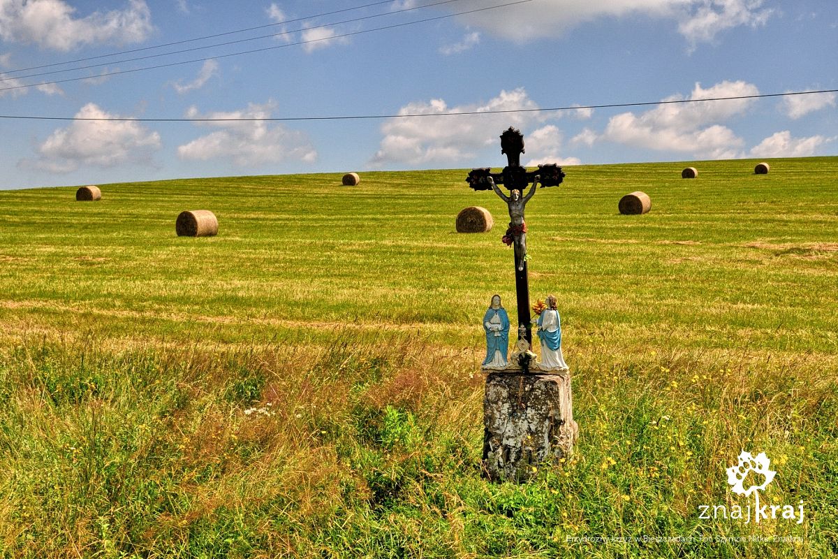 Przydrożny krzyż w Bieszczadach
