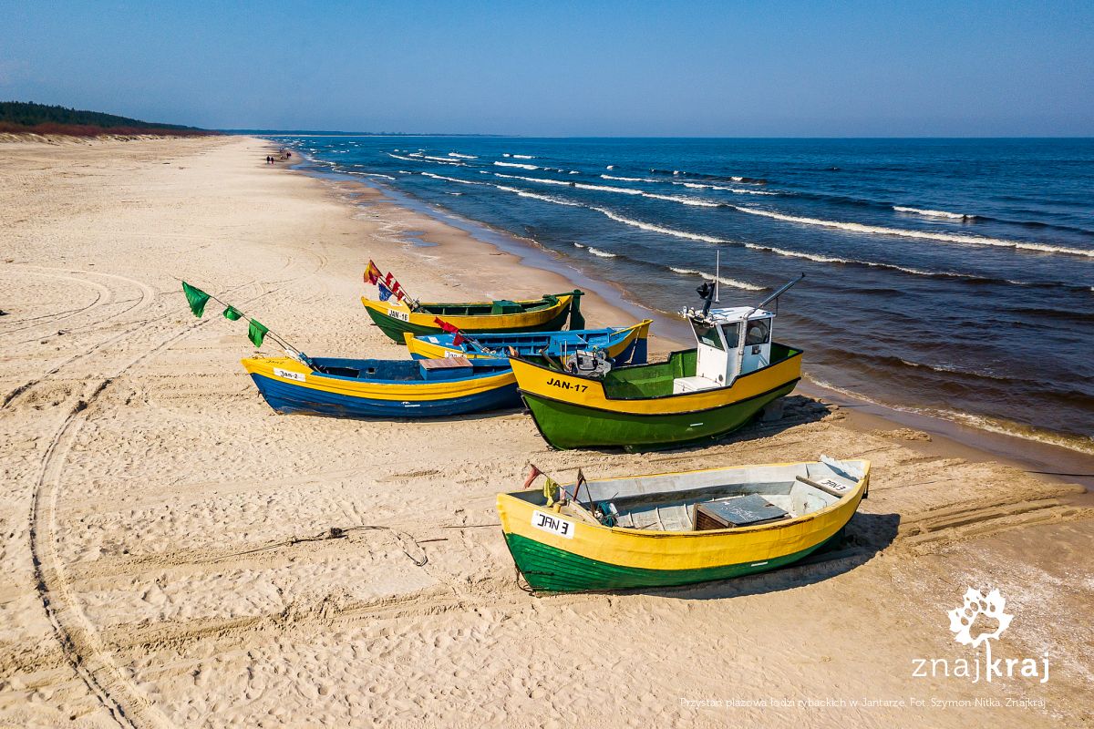 Przystań plażowa łodzi rybackich w Jantarze