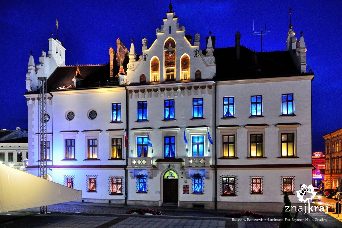 Ratusz w Rzeszowie z iluminacją