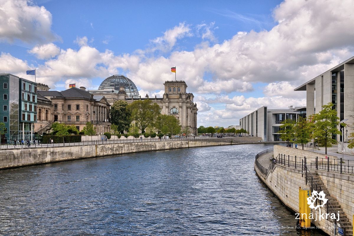 Reichstag nad Sprewą w Berlinie