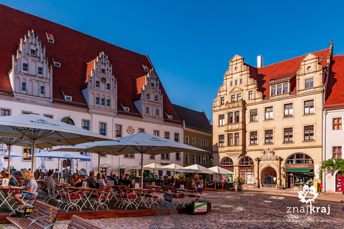 Restauracyjne parasole na rynku w Miśni