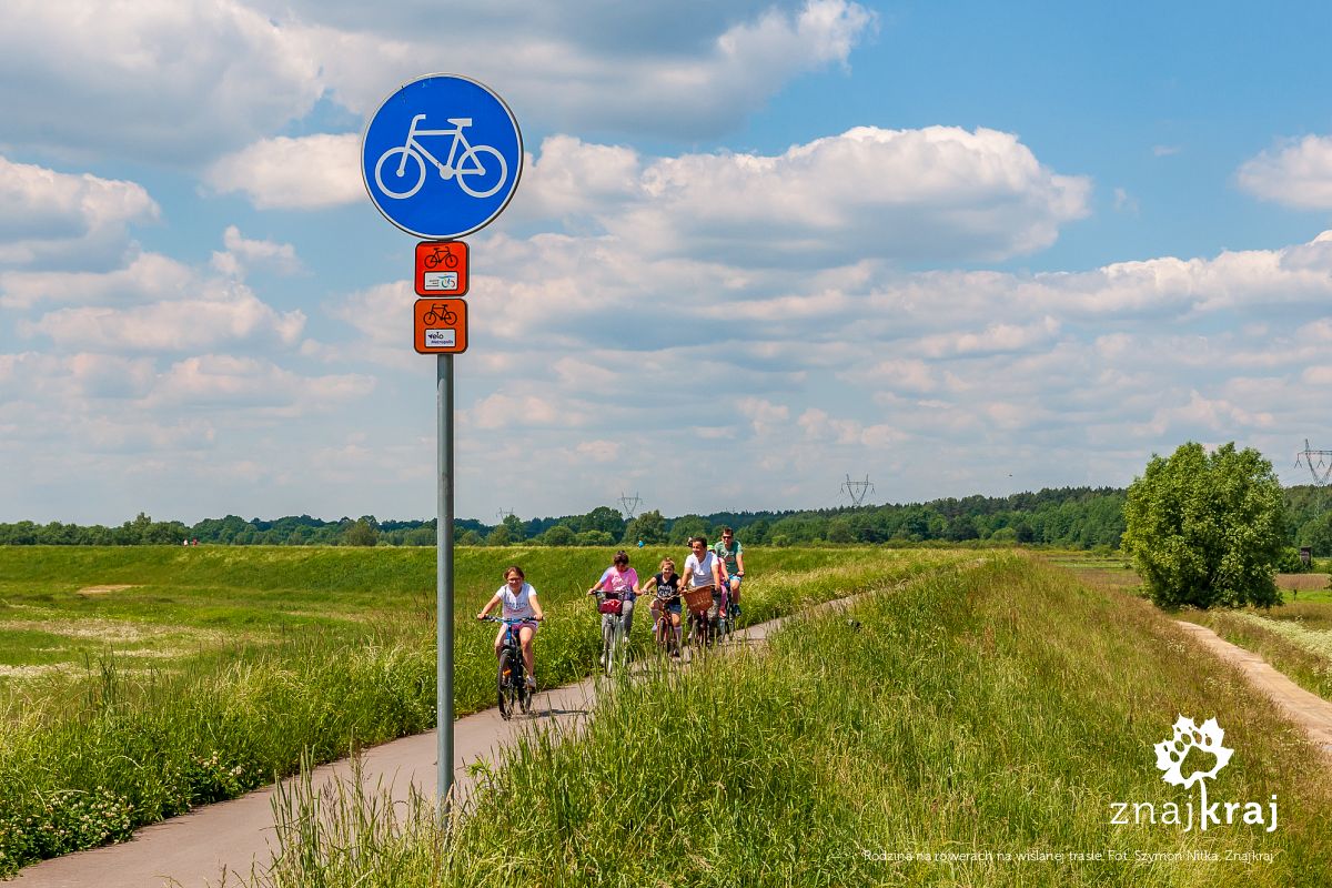Rodzina na rowerach na wiślanej trasie