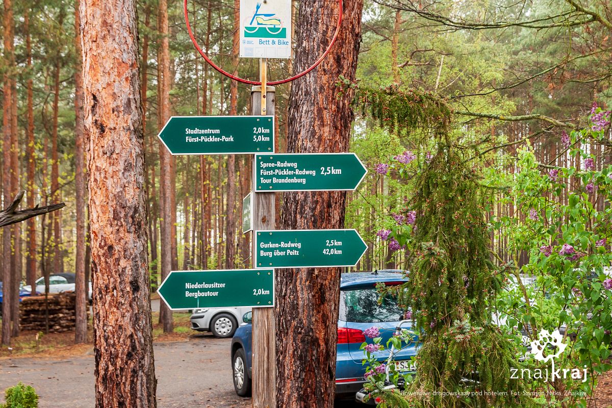 Rowerowe drogowskazy pod hotelem