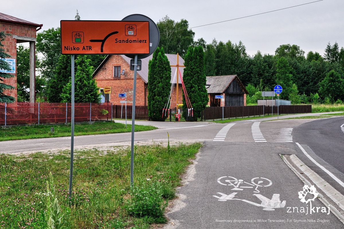 Rowerowy drogowskaz w Wólce Tanewskiej