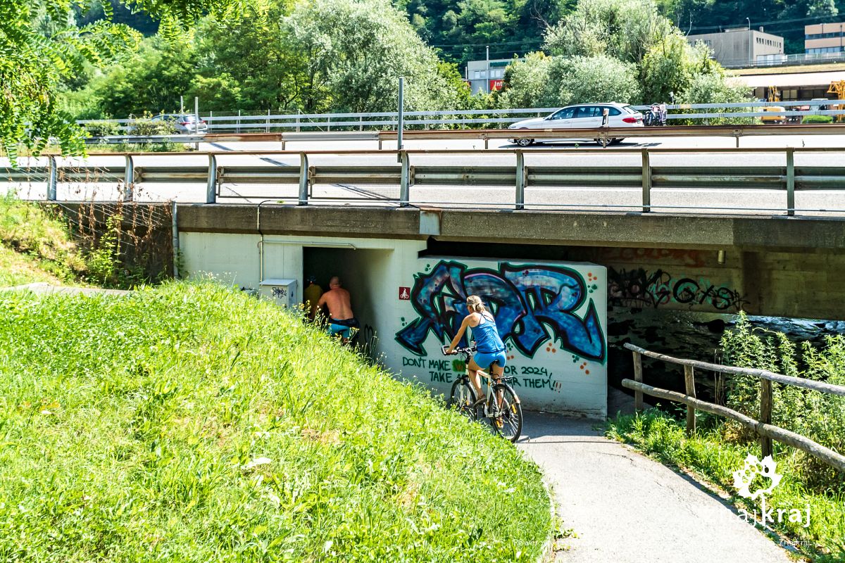Rowerowy przejazd pod autostradą w Szwajcarii