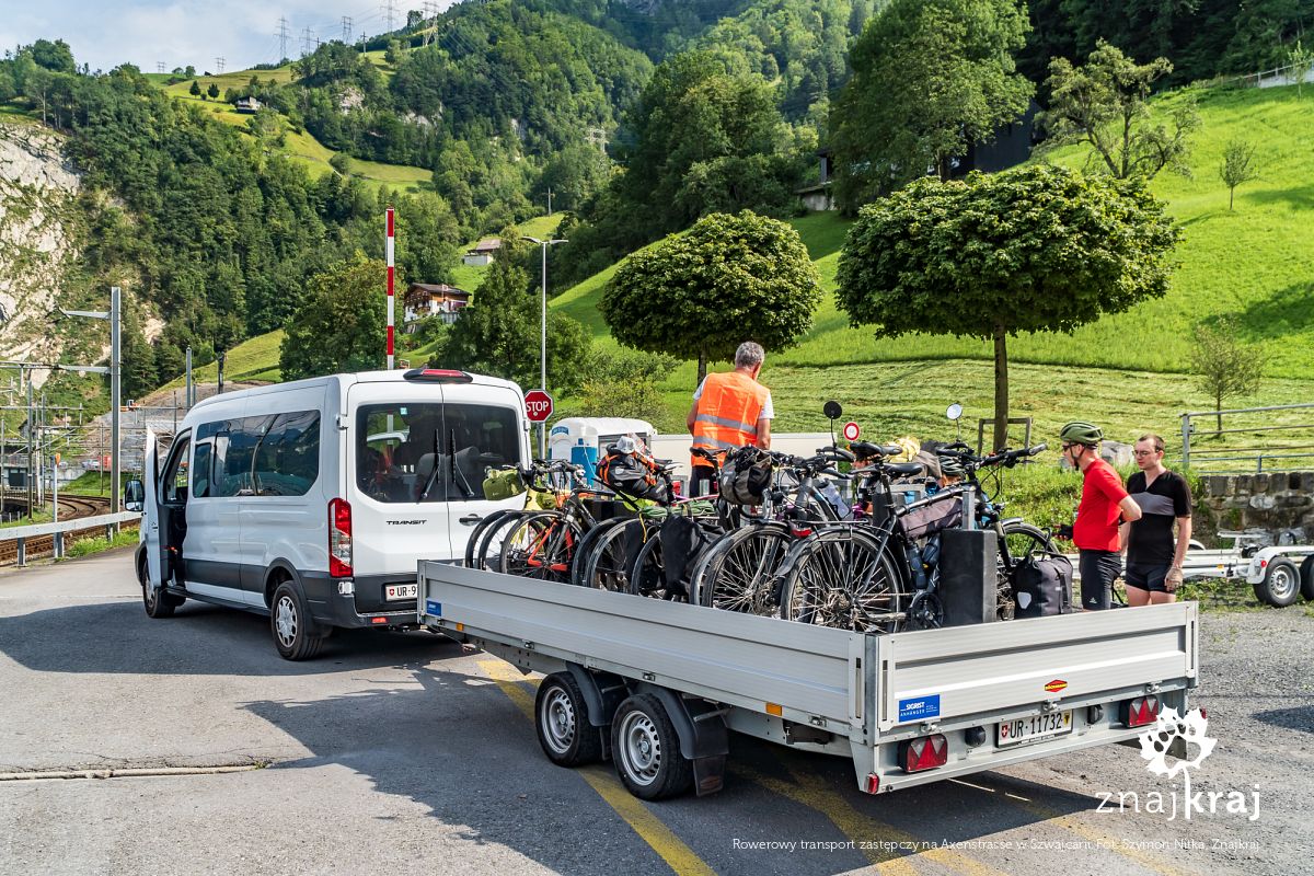 Rowerowy transport zastępczy na Axenstrasse w Szwajcarii