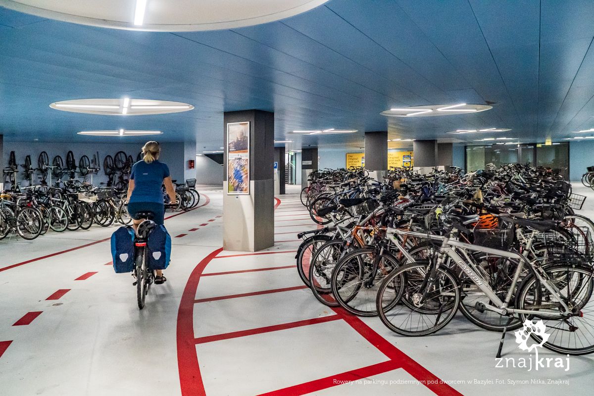 Rowery na parkingu podziemnym pod dworcem w Bazylei