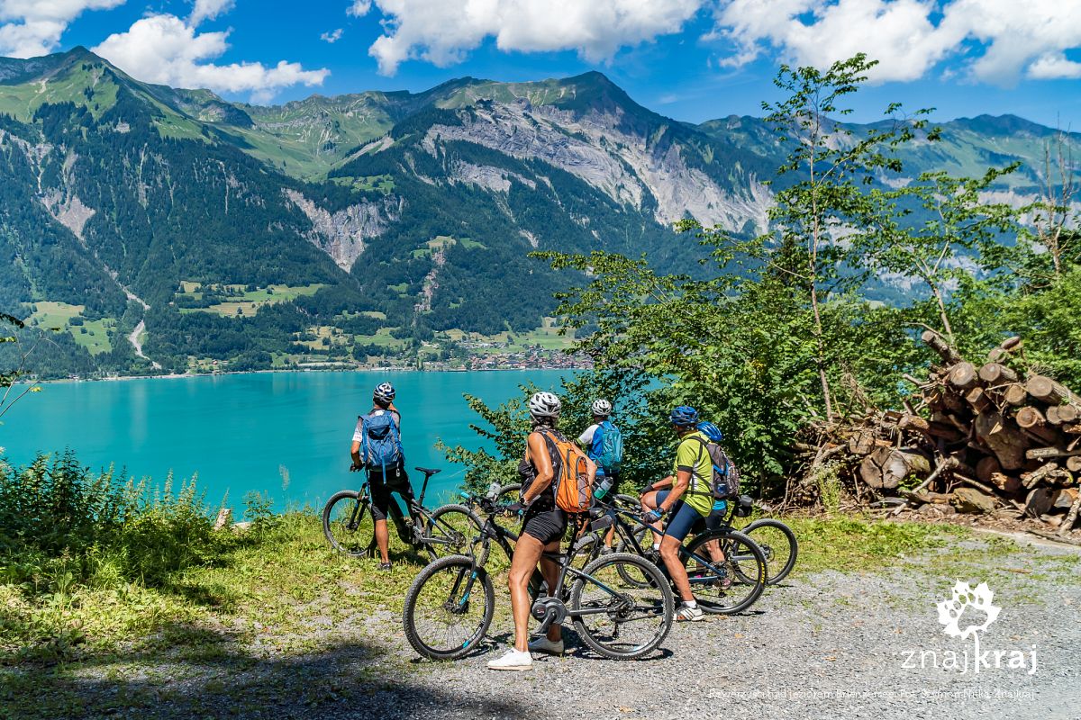 Rowerzyści nad jeziorem Brienzersee
