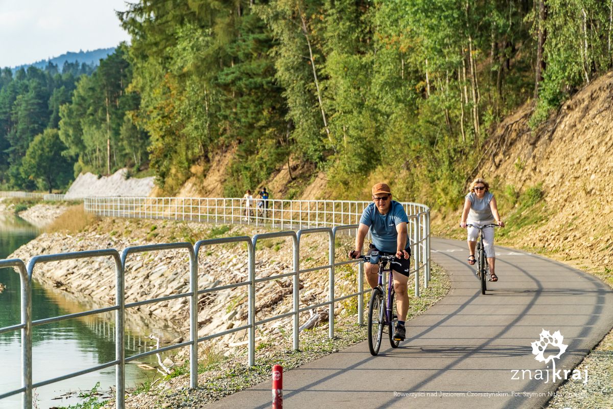 Rowerzyści nad Jeziorem Czorsztyńskim