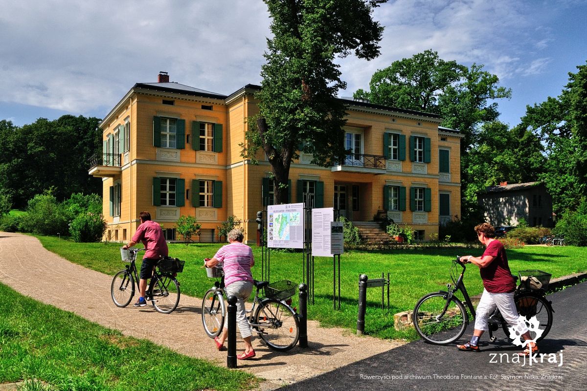 Rowerzyści pod archiwum Theodora Fontane'a