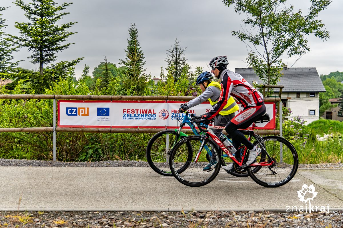 Rowerzyści w drodze na Festiwal Żelaznego Szlaku Rowerowego